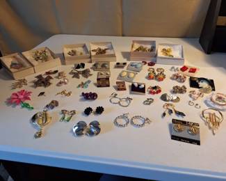 Large Vintage costume jewelry lot