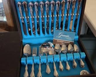 Oneida Guarantee Solid Stainless Flatware Set in Wood Storage Case