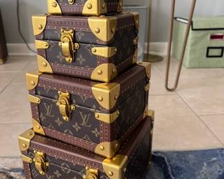 REPRO. LV PYRAMID CASES