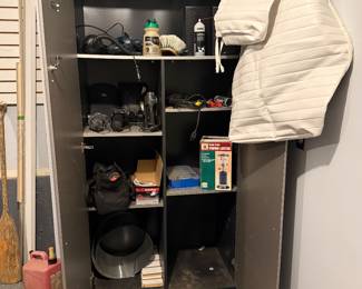 Locking cabinet 