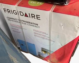 Frigidaire Retro 9-can portable mini fridge