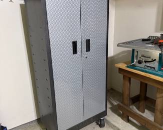 Gladiator rolling tool cabinet