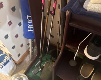 Woman’s Golf clubs and size 6 shoes, Golfballs
