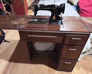 Singer black cast-iron sewing machine