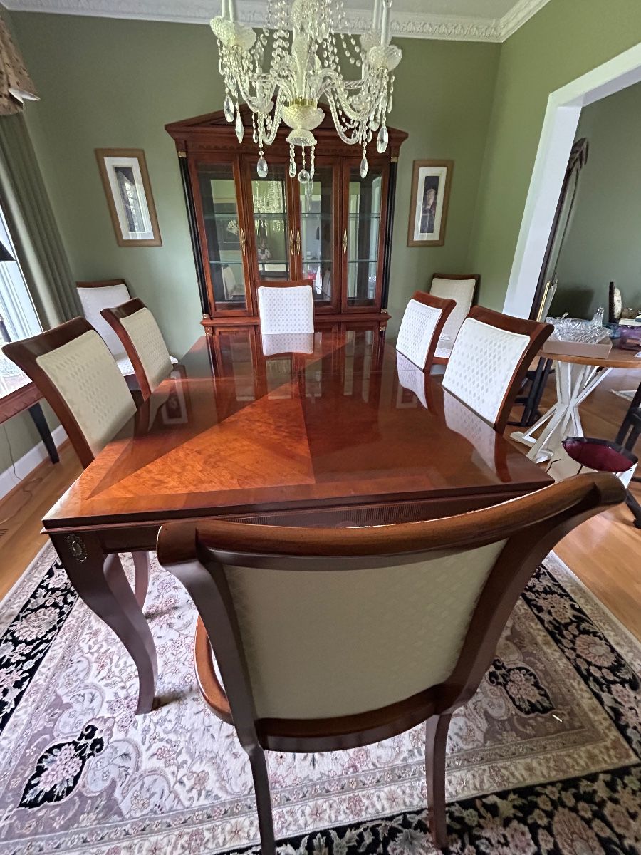 Stanley Furniture Dining Room Set with 8 Chairs includes 2 leaves and pads - multi-tone finish with stunning wood patterns