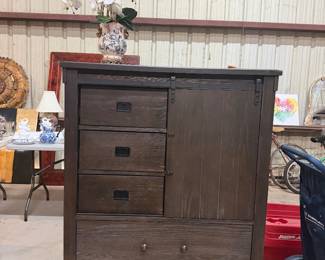 Dresser 