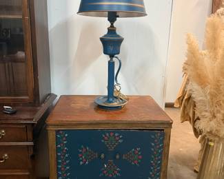 Sewing machine /Toleware lamp