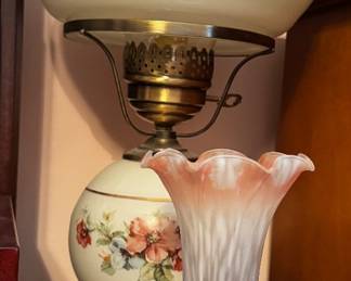 Hurricane lamp with floral motif