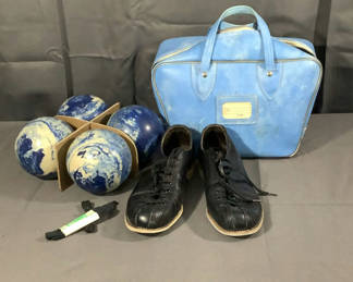 Lot 875: Paramount Candle Pin Balls & Bag