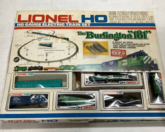 Lot 948: Lionel HO Gauge Electric Train Set The Burlington 181 / NIB