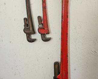Pipe wrenches