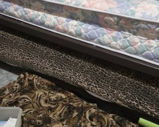 Metal Frame Trundle Bed third image