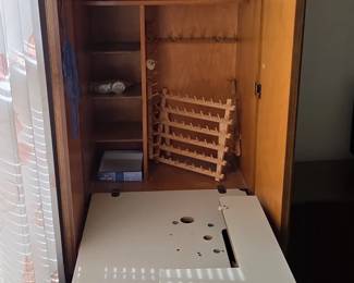Vintage Singer Sewing Machine Cabinet fifth image