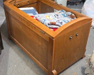 Oak Quilt Display Chest third image