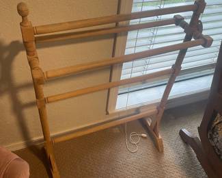 WOOD COMFORTER RACK 
