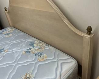 15 Queen Headboard Detail