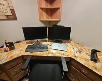 monitors / keyboards 