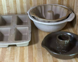 Lot 157: Assorted vintage bakeware and kitchen appliances