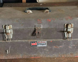 Lot 113: metal tool chest with assorted hand tools