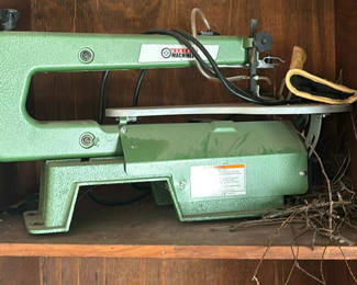Lot 122: Woodworking power tools and hand saw collection