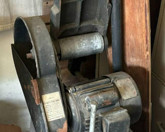 Lot 103: Vintage belt-driven sanding machine