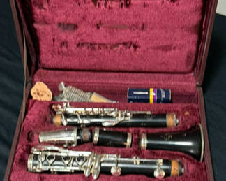 Lot 38: Bb clarinet in case with accessories