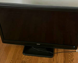 Lot 40: RCA flat-screen TV/monitor with multiple inputs