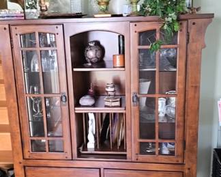 Broyhill curio/china cabinet