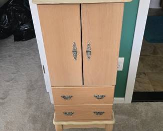 Freestanding jewelry box