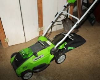 BATTERY POWERED LAWNMOWER