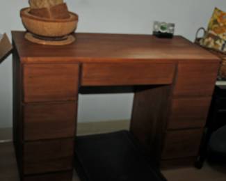 STUDENT DESK