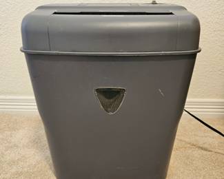 Lot #133 - Insignia NS-PS10CC Paper Shredder with CD and Credit Card Slot - 10 Sheet Capacity
