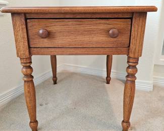 Thomasville Country Inns and Back Roads Oak Wood End Table with Drawer