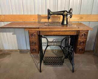 Antique Singer Treadle Sewing Machine in Oak Cabinet w Cast Iron Base