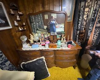 vintage shelf's, Dresser, porcelain collectables