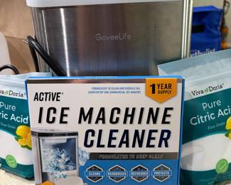 Almost new counter top ice maker