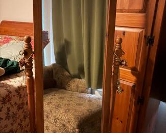 Freestanding mirror