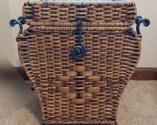 Rattan Basket With Clasping Lid