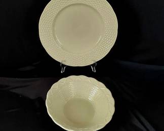 Mikasa Country Manor Sage Green Bowl And Plate Set