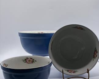 Vintage mixing bowl set made by Hall.