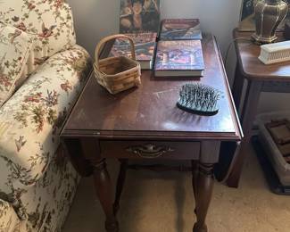 FURNITURE ETAN ALLEN DROP LEAD END TABLE