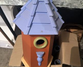 BIRD HOUSE WITH POLE NIB
