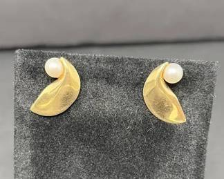 pearl earrings