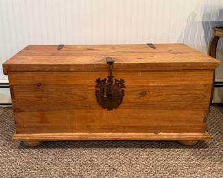 VINTAGE CHEST
