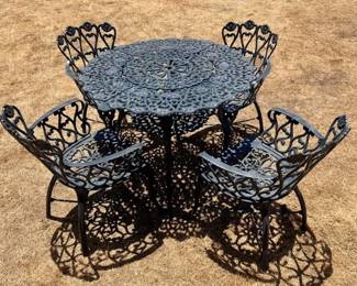 picture of outdoor table and chairs