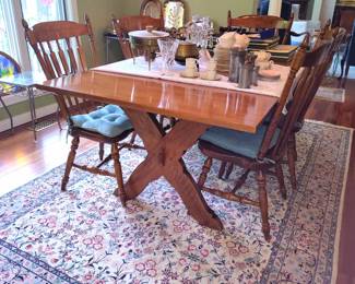 Nichols and Stone Dining Table with Hidden Leaves and 8 Chairs