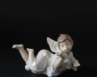Lladro Porcelain Angel Figurine #4541 "Angel Lying Down"