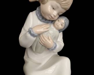 Lladro Porcelain Figurine "Girl in Nightdress with Doll"