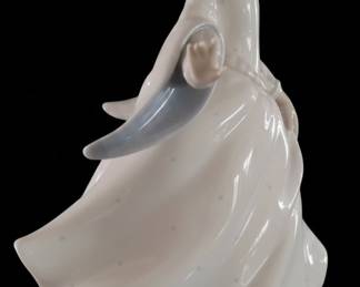 Lladro "Cinderella Lost Slipper" Porcelain Figurine #4828
