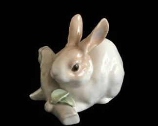 Lladro Porcelain Figurine - Rabbit Eating #4772